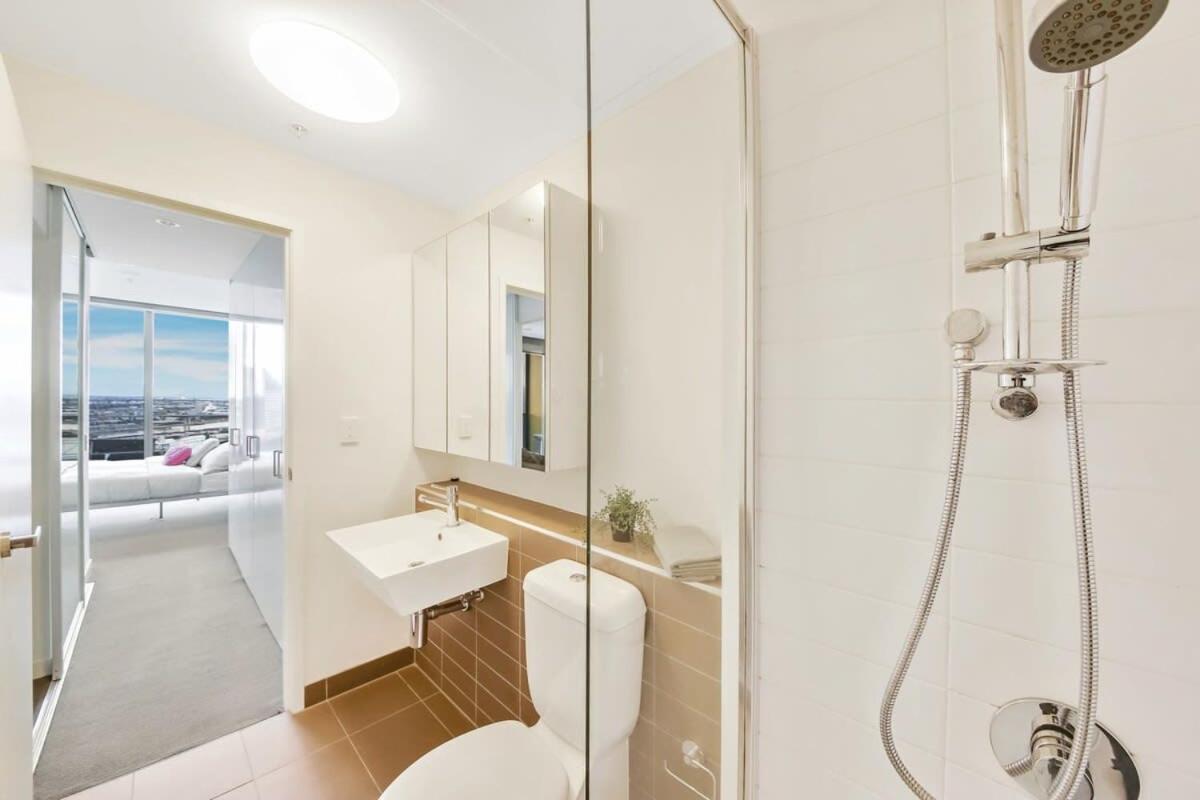 A Comfy Cbd With Amazing Harbour Views Right Next To Southern Cross