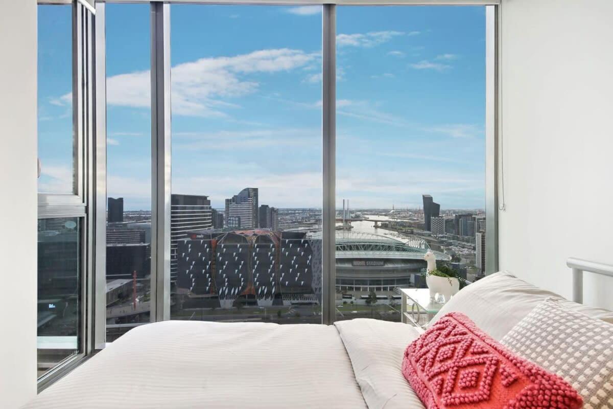 A Comfy Cbd With Amazing Harbour Views Right Next To Southern Cross Melbourne