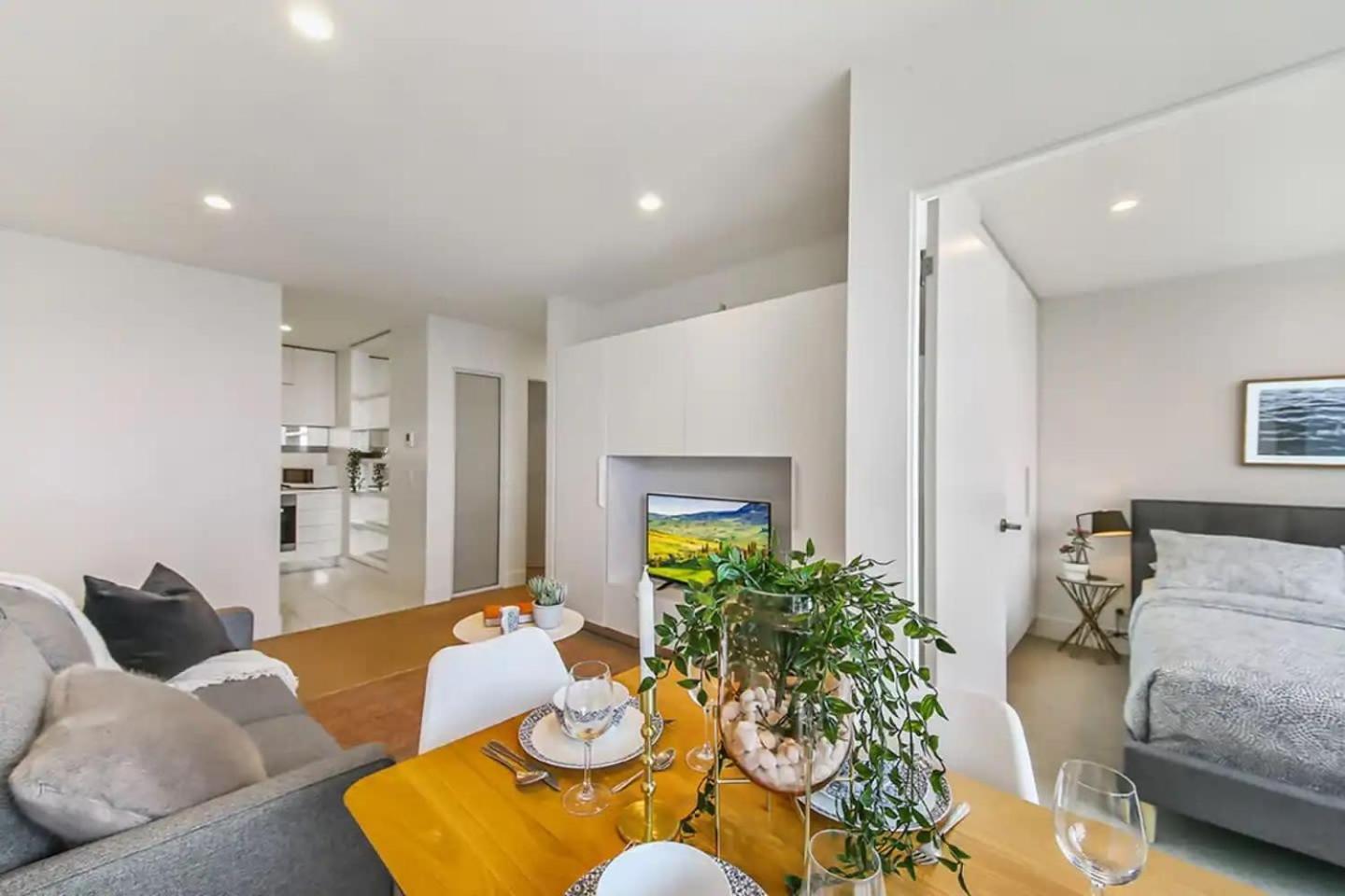 A Stylish & Modern 2br Fantastic Views