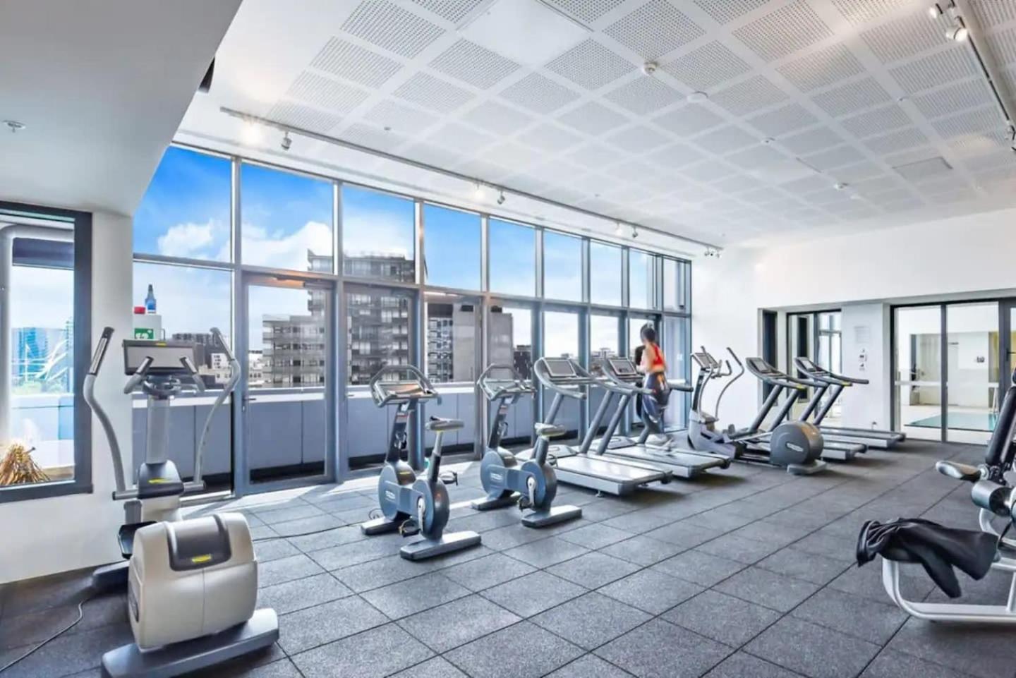 A Stylish & Modern 2br Fantastic Views Melbourne