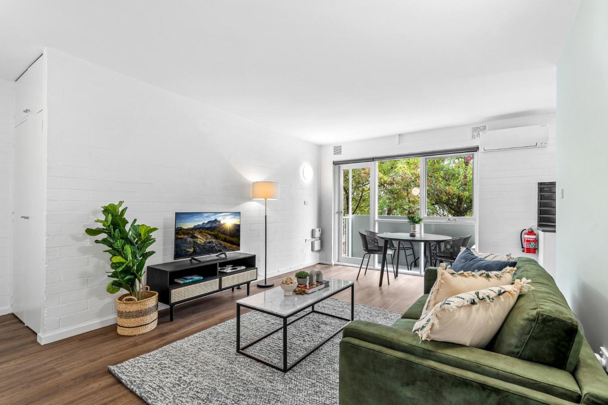 Contemporary 1-bed With Park Views *