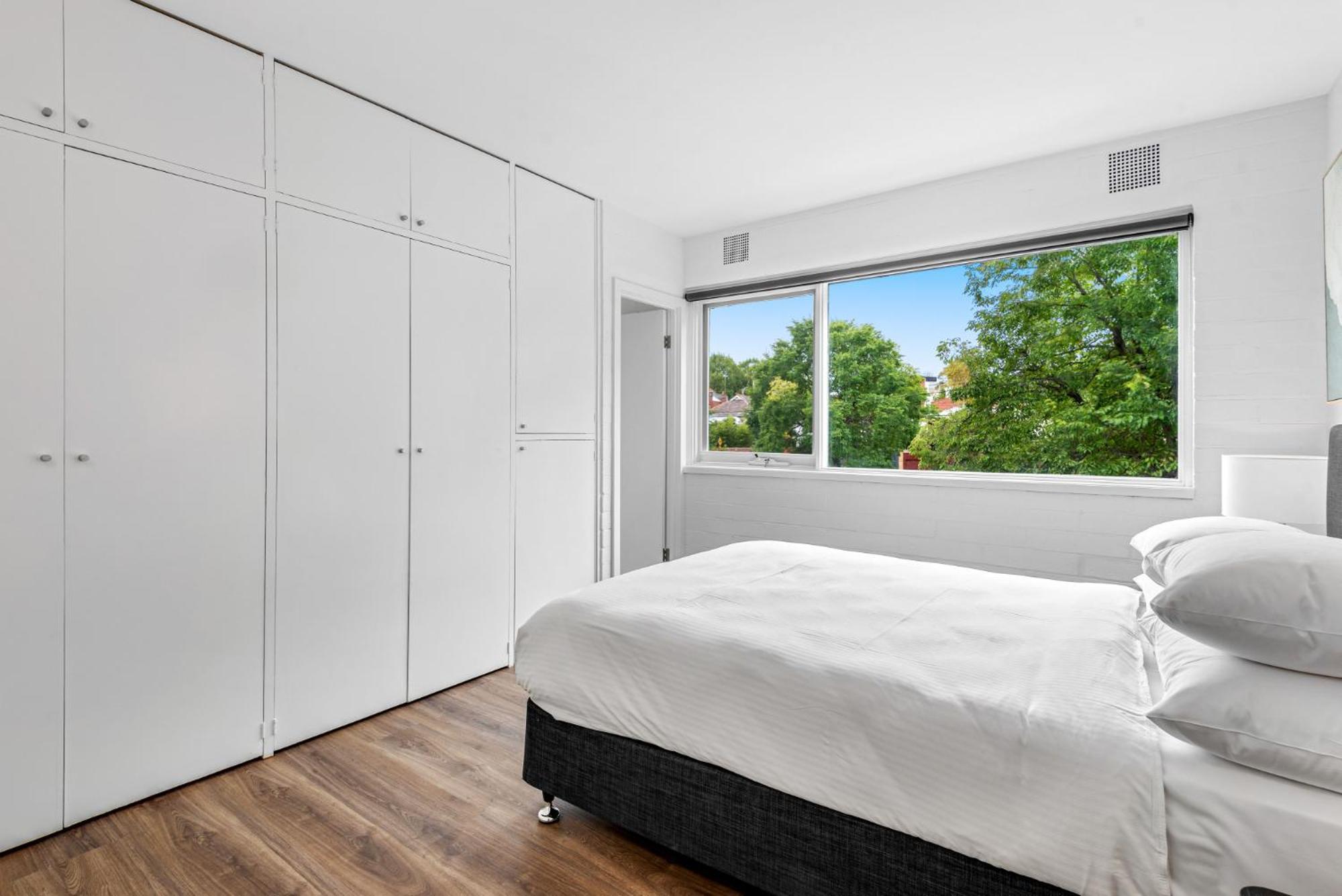 Apartment Contemporary 1-bed With Park Views *