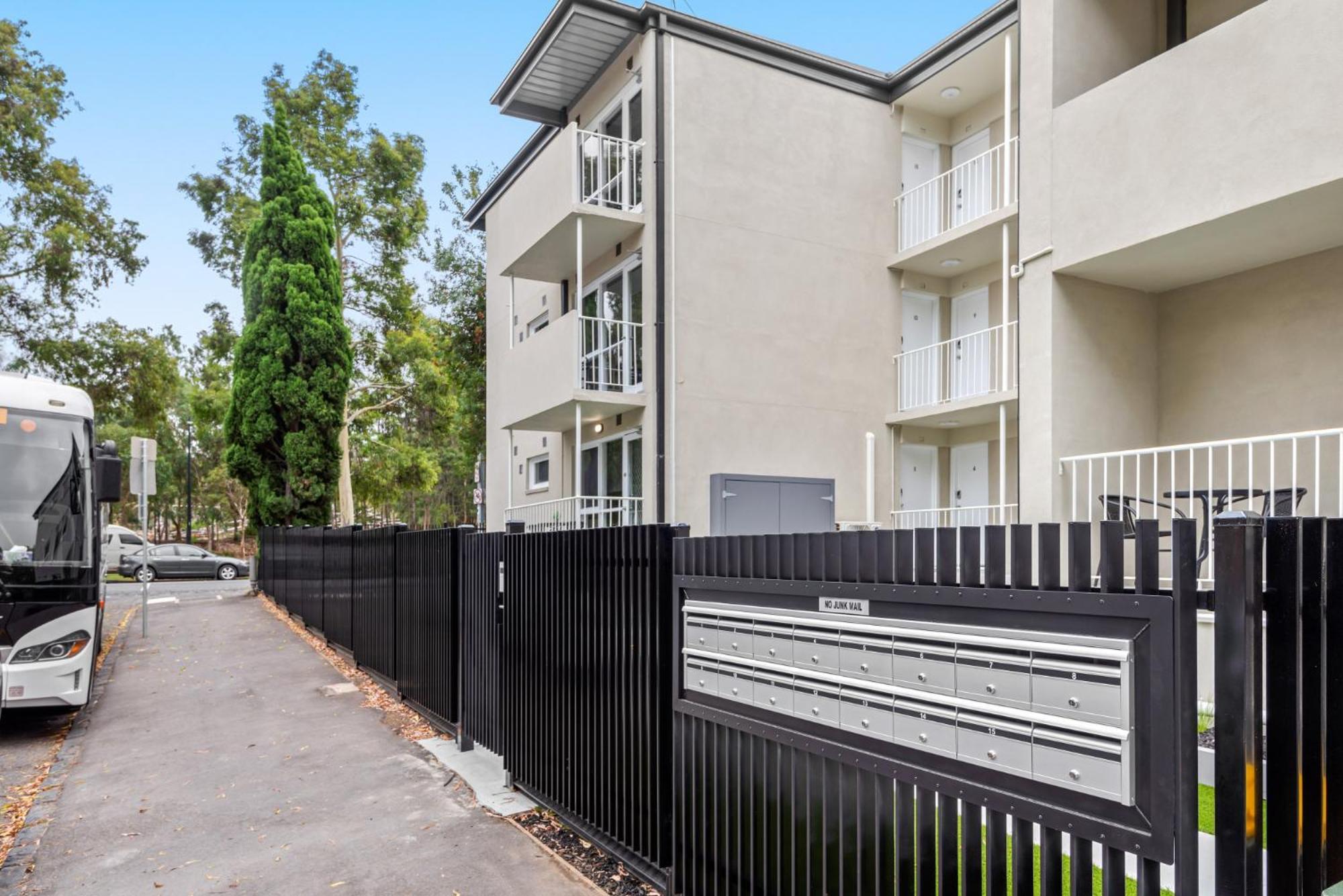 Superb 1-bed Unit With A Generous Balcony Apartment *