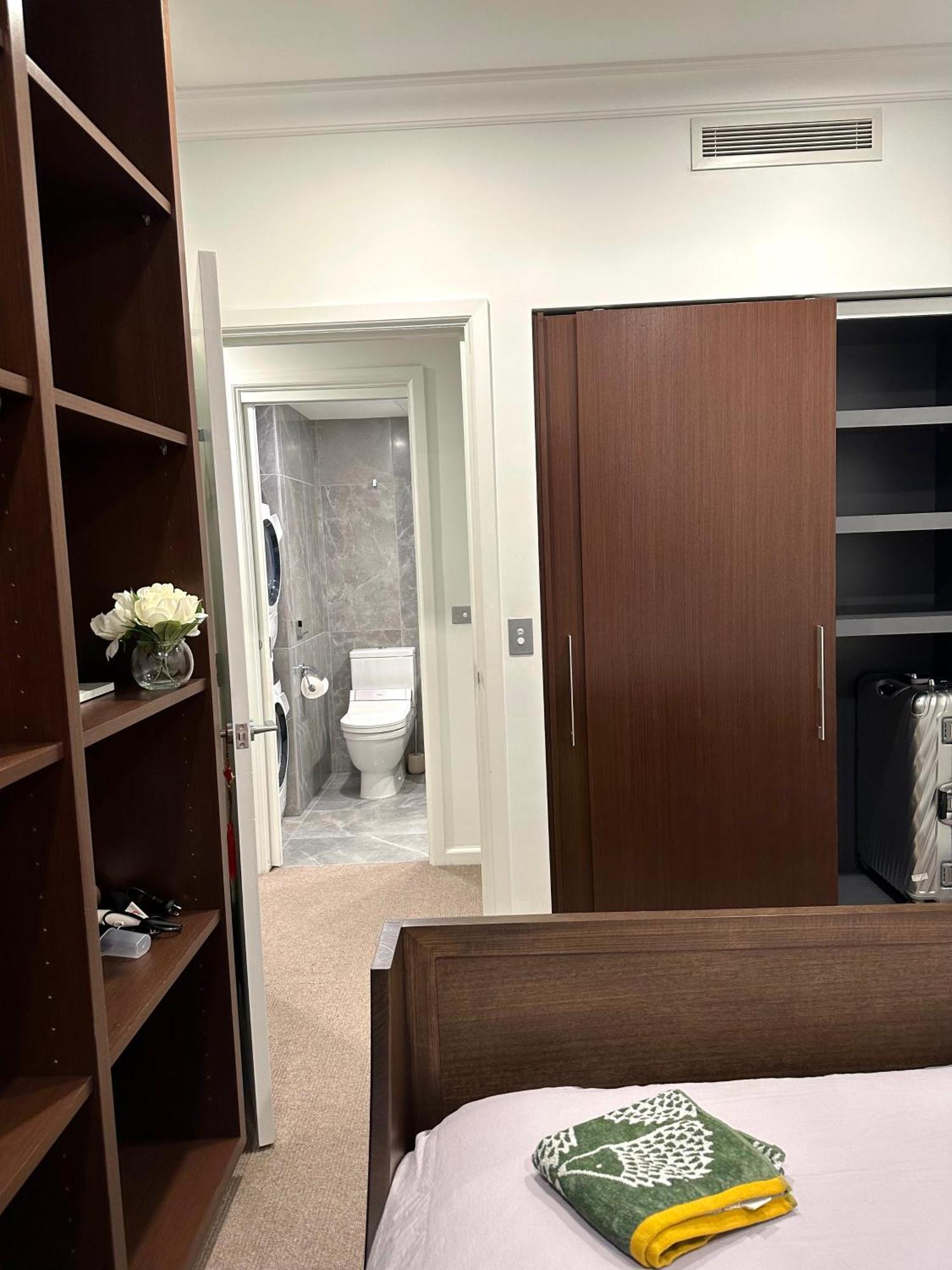 Private 1 Bed With Bathroom In A 3 Bed - Melb Cbd, Regency Towers - Free Parking, Wifi And Pool Apartment Melbourne