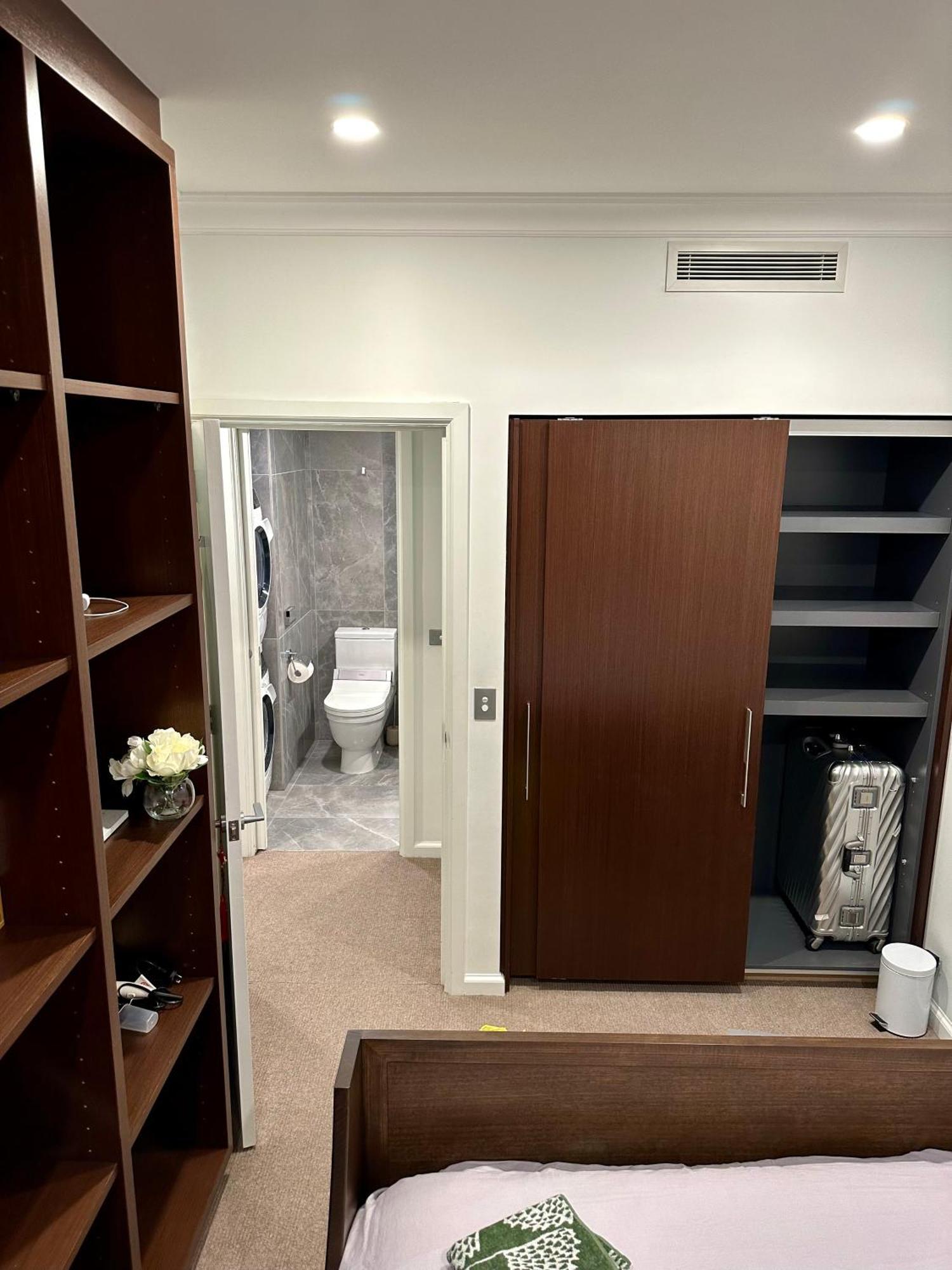 Private 1 Bed With Bathroom In A 3 Bed - Melb Cbd, Regency Towers - Free Parking, Wifi And Pool