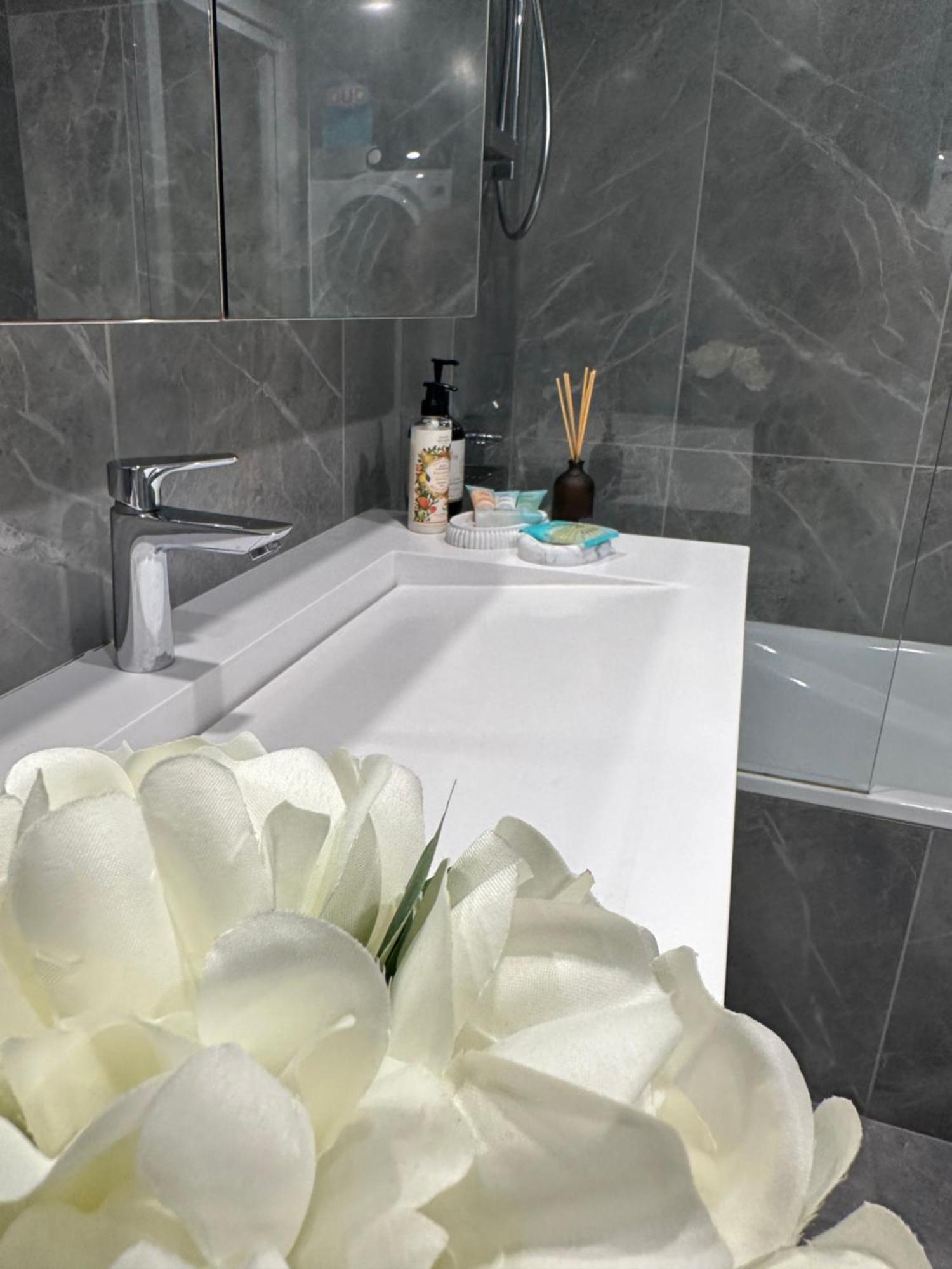 Private 1 Bed With Bathroom In A 3 Bed - Melb Cbd, Regency Towers - Free Parking, Wifi And Pool Melbourne