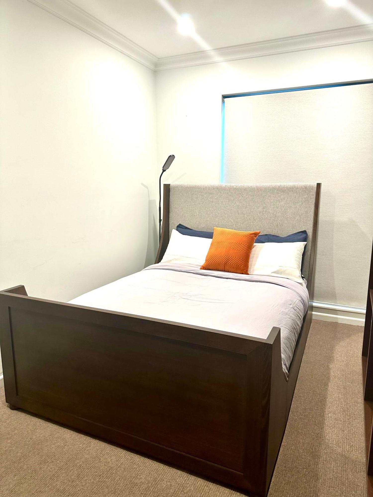 Private 1 Bed With Bathroom In A 3 Bed - Melb Cbd, Regency Towers - Free Parking, Wifi And Pool Apartment