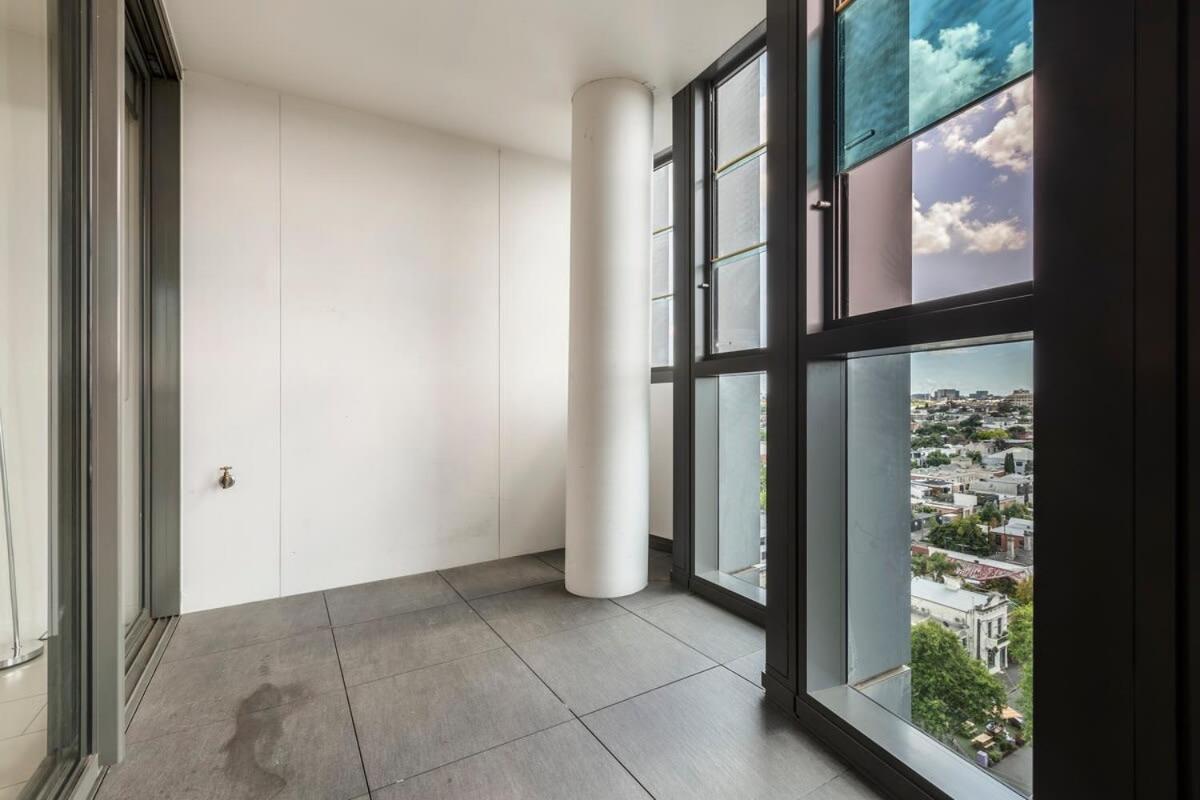Spacious 2 Bedroom With Free Parking-00189 * Melbourne