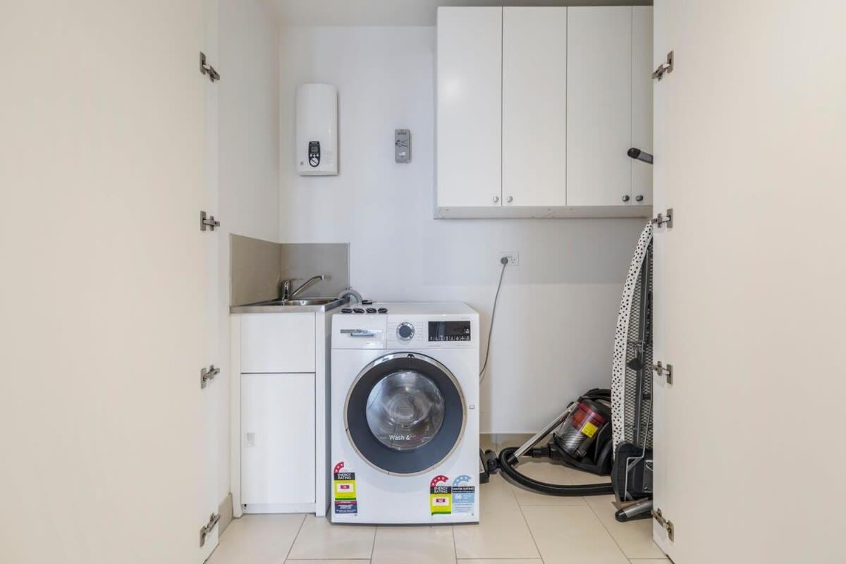 Spacious 2 Bedroom With Free Parking-00189 * Melbourne