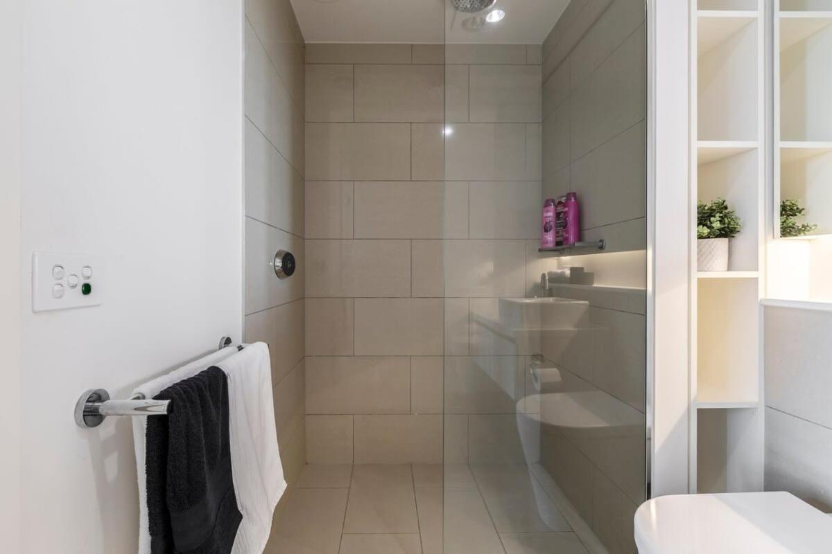 Spacious 2 Bedroom With Free Parking-00189 Apartment Melbourne