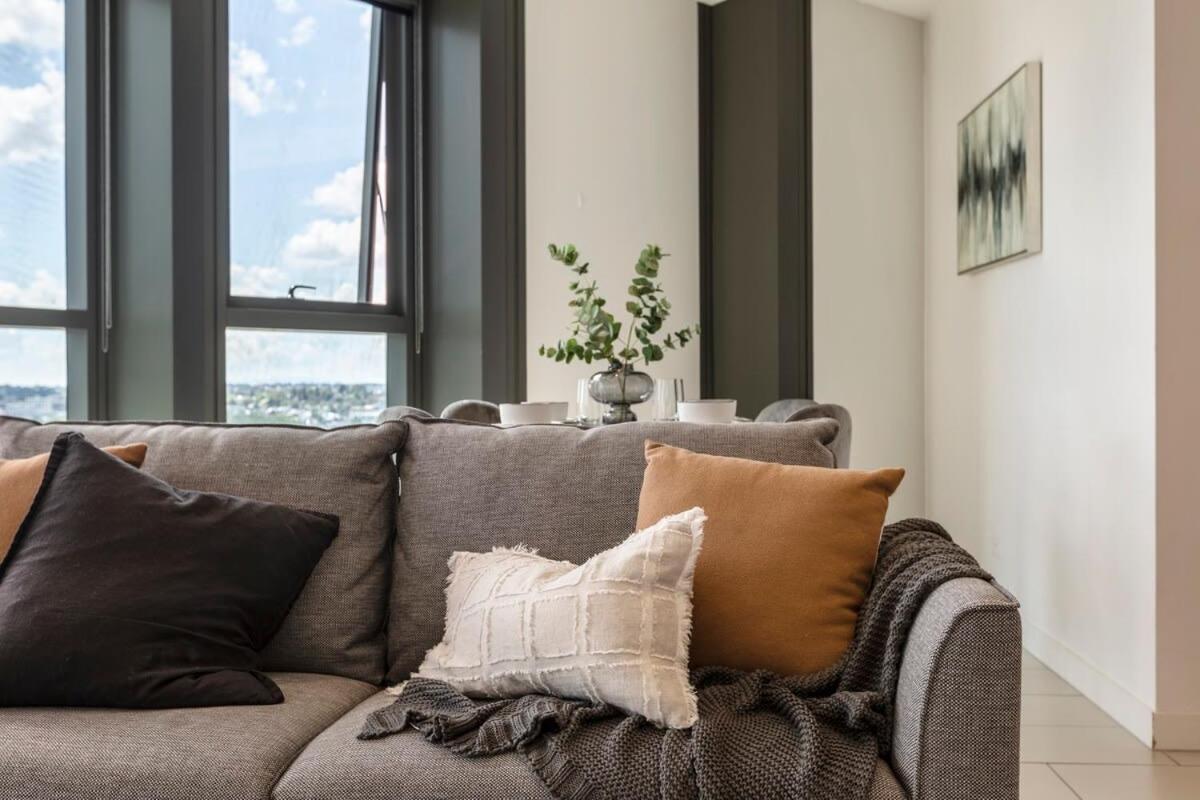Spacious 2 Bedroom With Free Parking-00189 Apartment