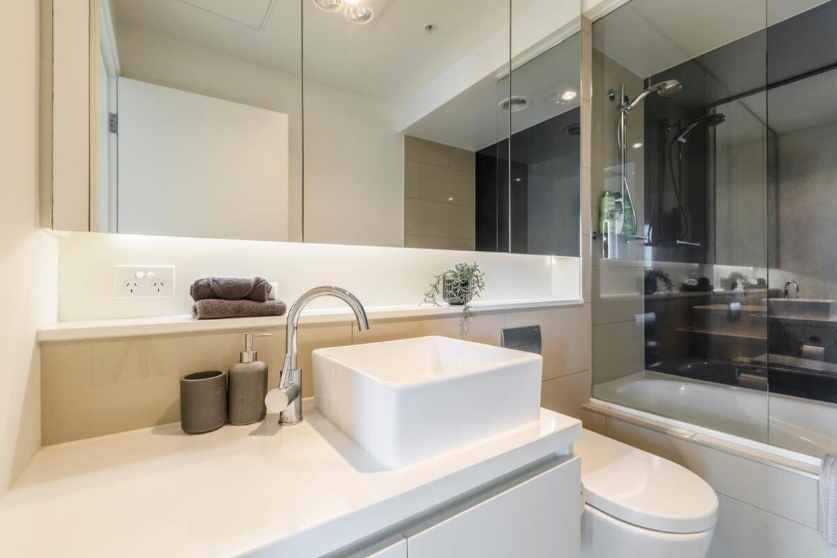 Spacious 2 Bedroom With Free Parking-00189 Apartment Melbourne