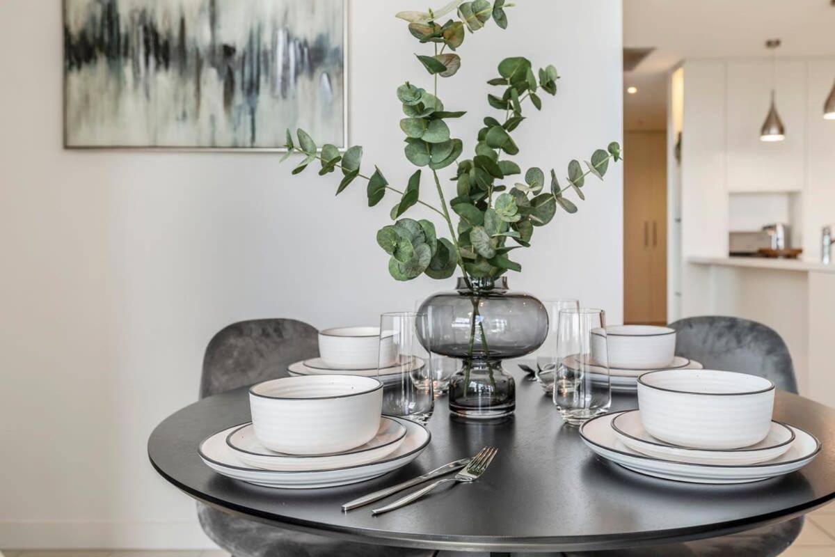 Spacious 2 Bedroom With Free Parking-00189 Apartment