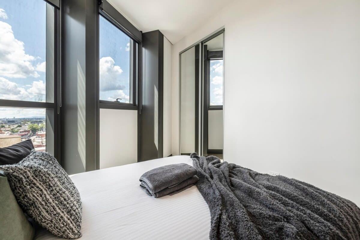 Spacious 2 Bedroom With Free Parking-00189 Melbourne