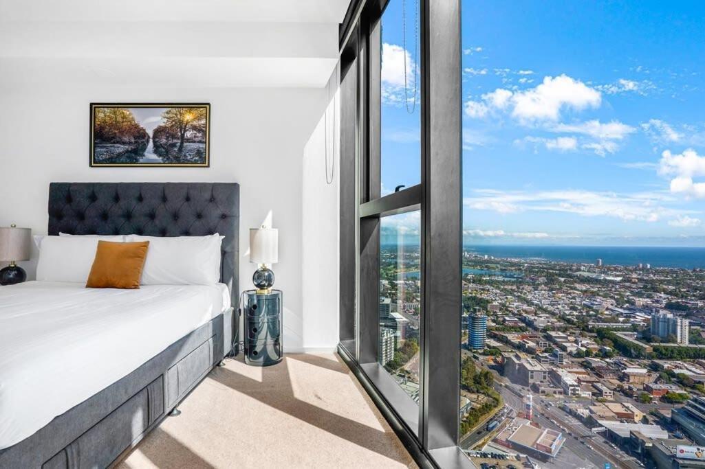 High Rise Southbank Luxury Apartment