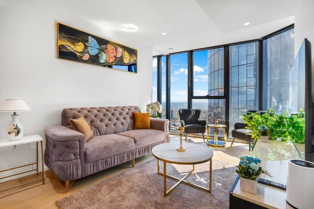 High Rise Southbank Luxury Apartment