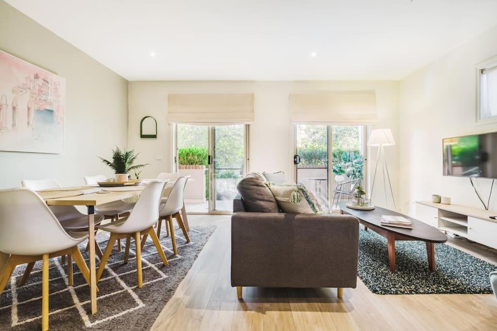 Harp Haven - Contemporary In Suburban Tree Lined Kew Apartment