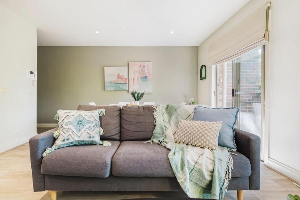 Harp Haven - Contemporary In Suburban Tree Lined Kew Apartment *