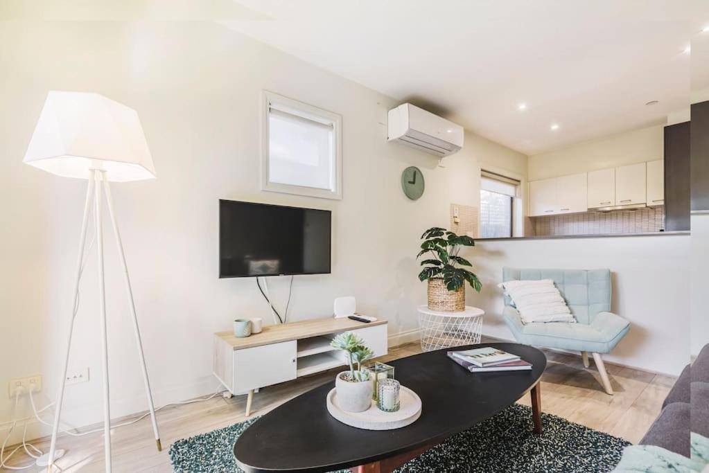 Harp Haven - Contemporary In Suburban Tree Lined Kew Apartment