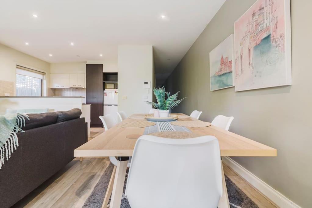 Harp Haven - Contemporary In Suburban Tree Lined Kew Melbourne