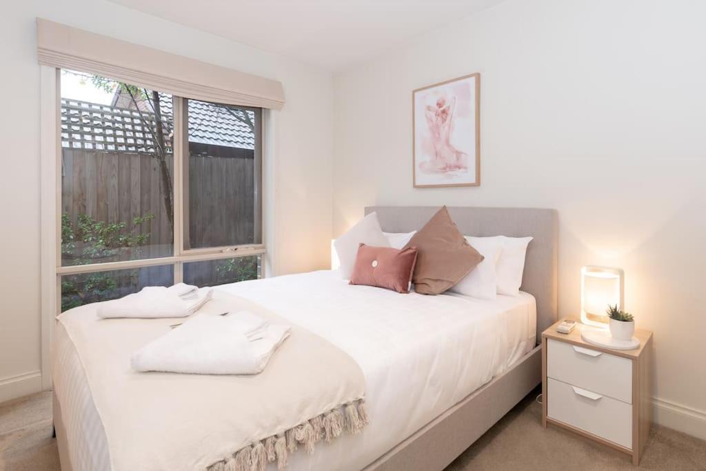 Harp Haven - Contemporary In Suburban Tree Lined Kew