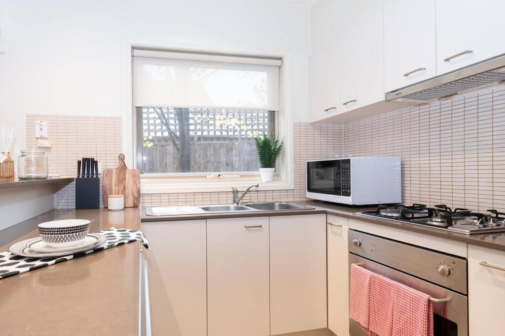Harp Haven - Contemporary In Suburban Tree Lined Kew * Melbourne