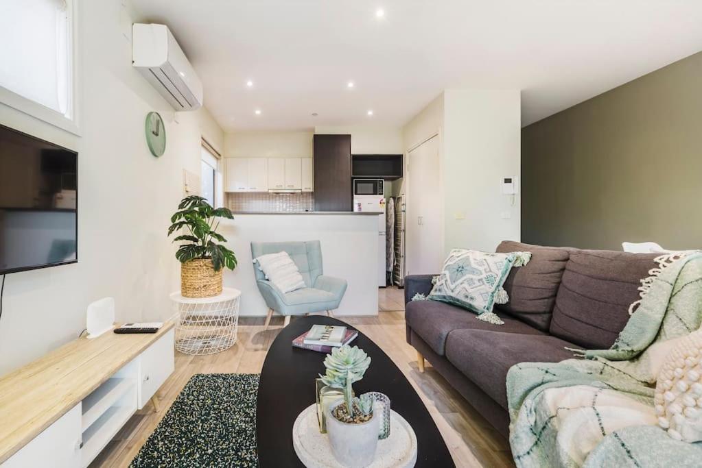 Harp Haven - Contemporary In Suburban Tree Lined Kew Apartment Melbourne