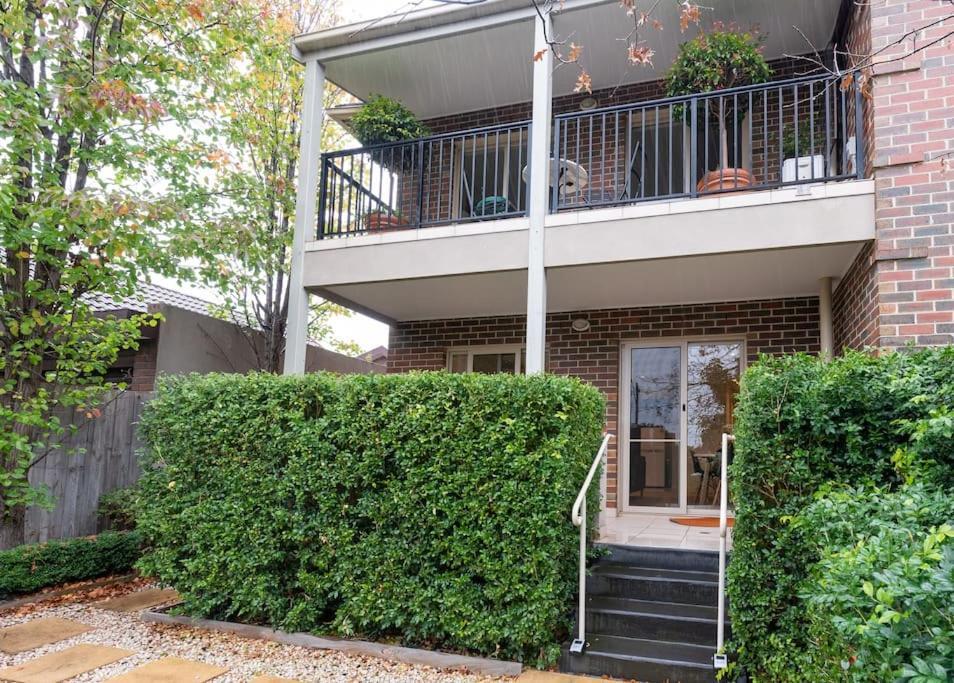 Harp Haven - Contemporary In Suburban Tree Lined Kew Apartment Melbourne