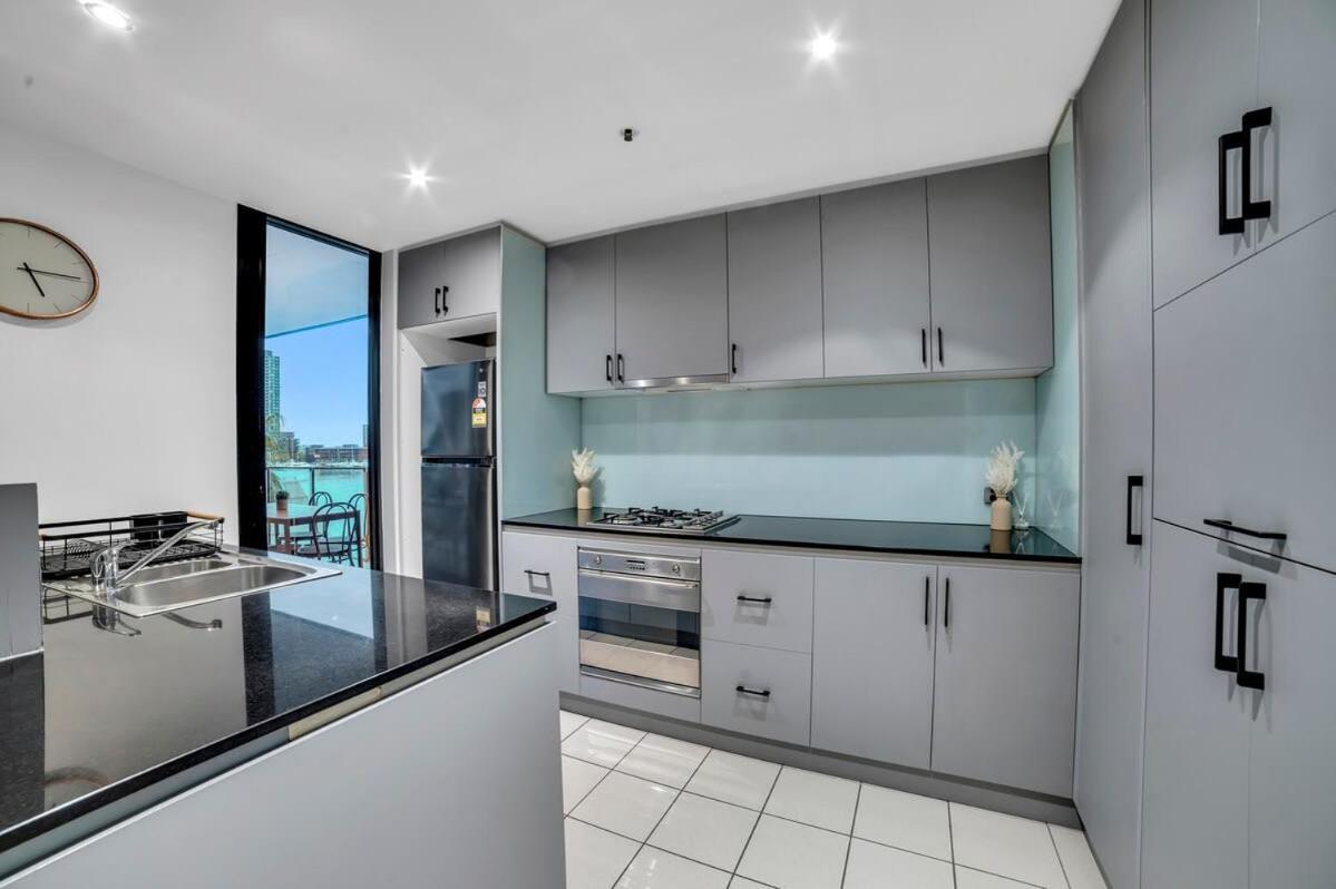 Breathtaking Docklands Water View Apt W Parking Apartment *