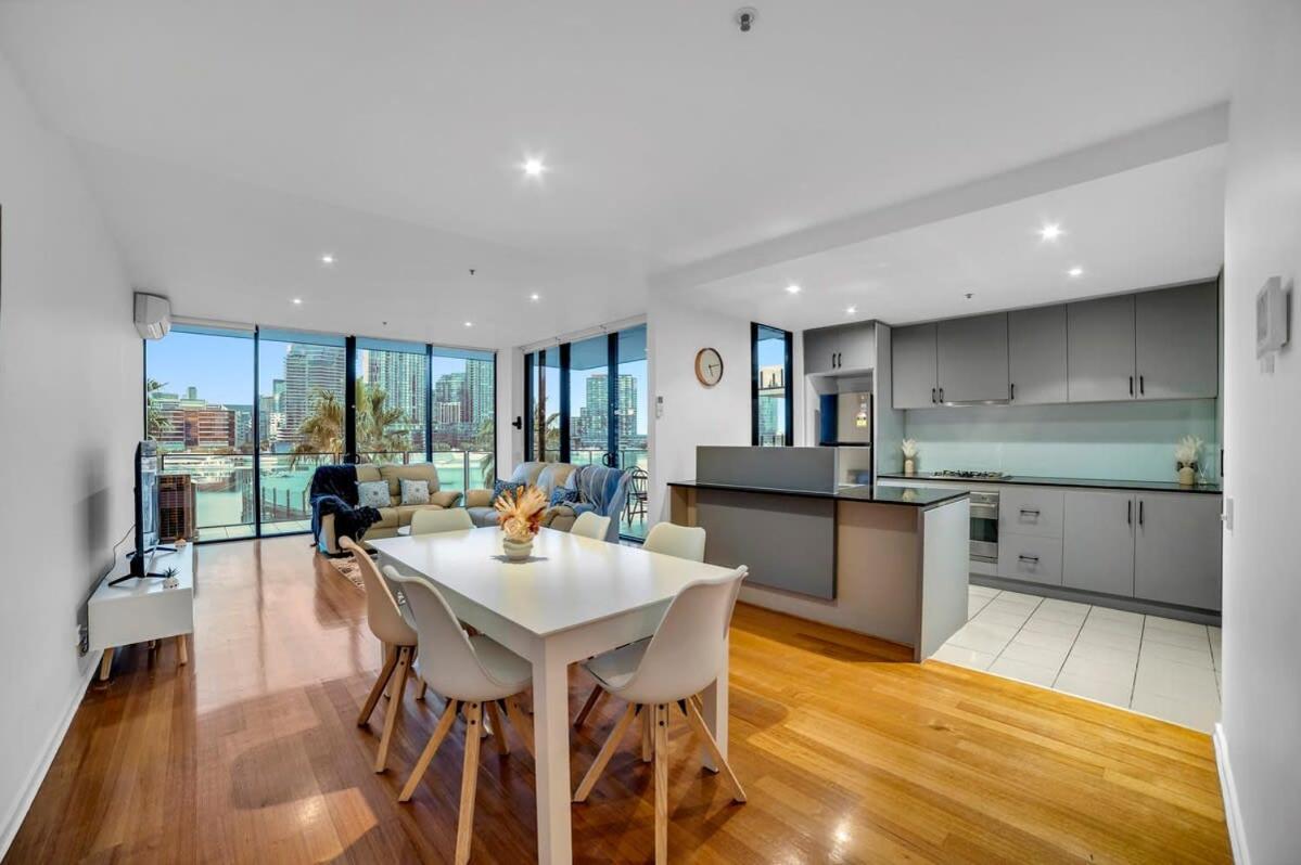 Breathtaking Docklands Water View Apt W Parking Melbourne