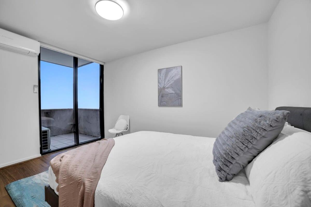 Breathtaking Docklands Water View Apt W Parking