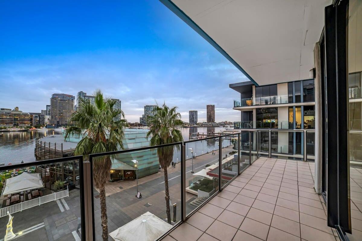 Breathtaking Docklands Water View Apt W Parking Apartment *
