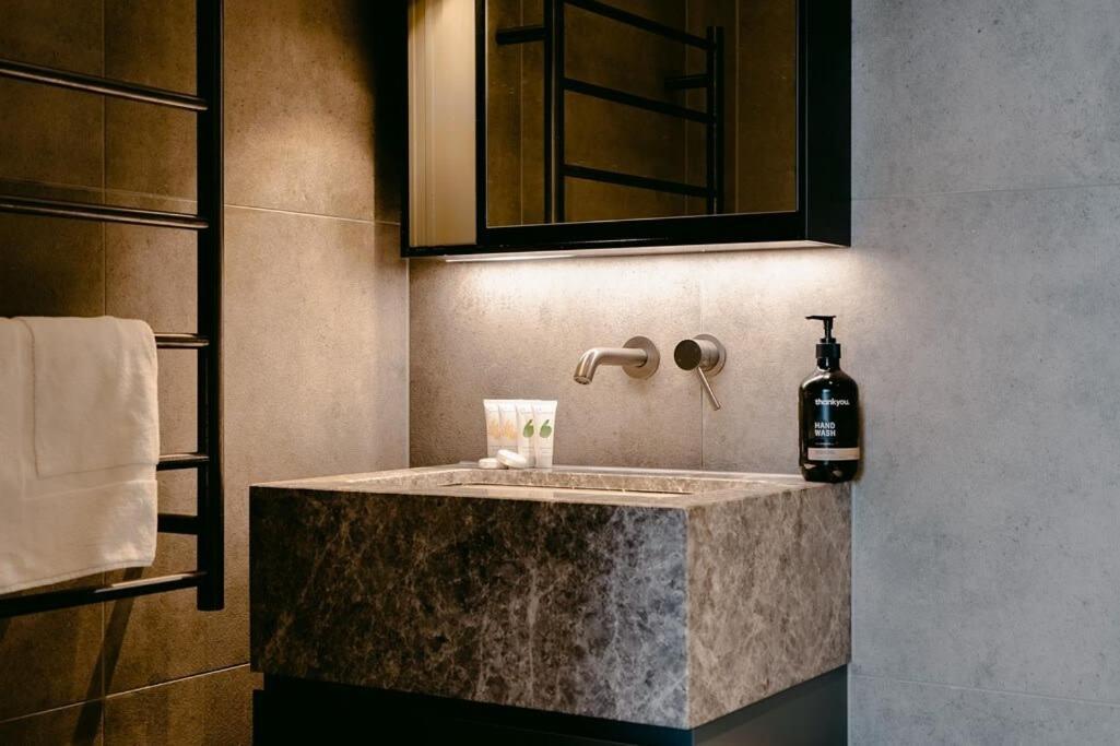 Luxurious Elsternwick Apt Living With Parking Apartment