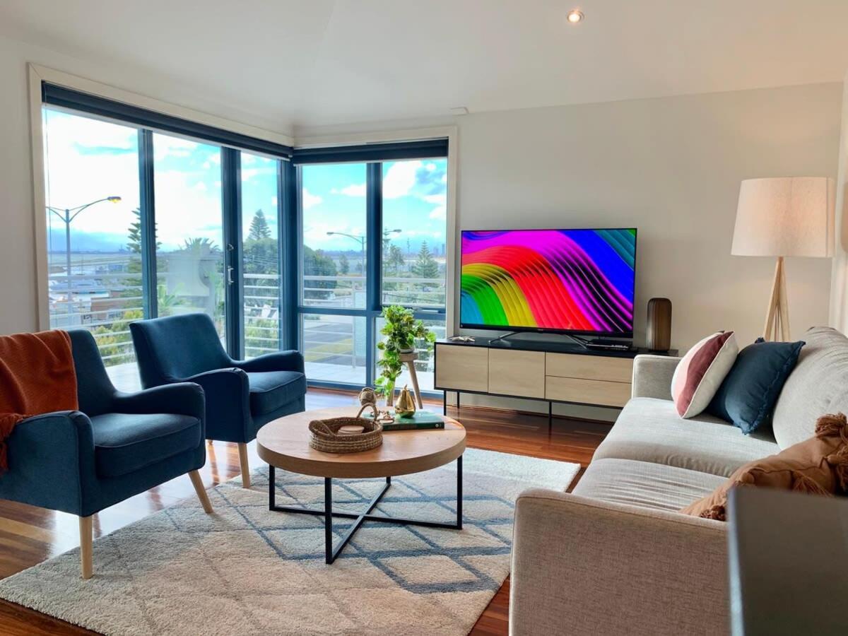 Amazing Beachfront & Views 2 Bed 2 Bathroom Apartment *