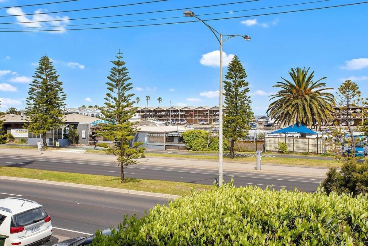 Amazing Beachfront & Views 2 Bed 2 Bathroom Melbourne