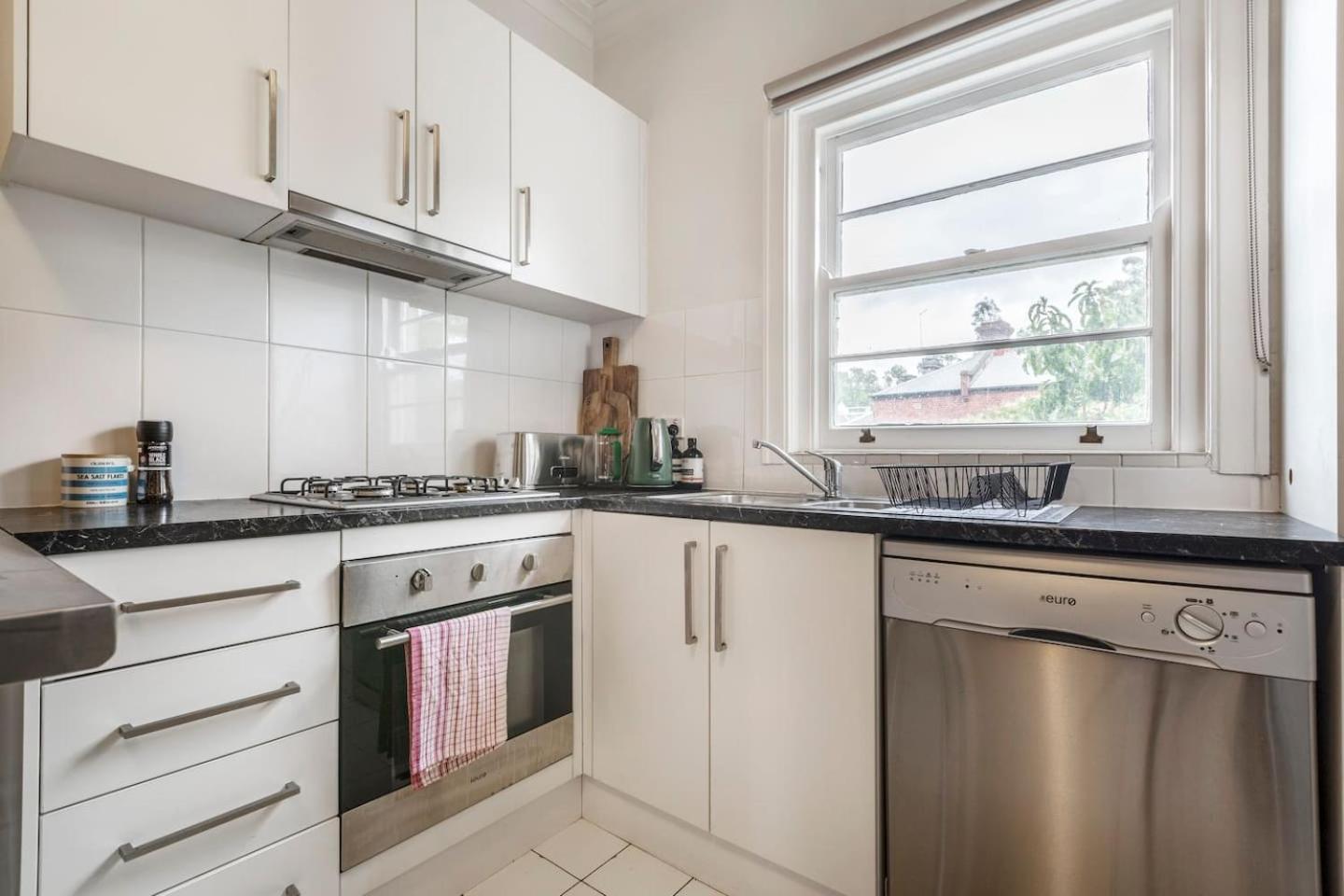 Apartment Flair - Cultural Vibrancy & Historical Charm *