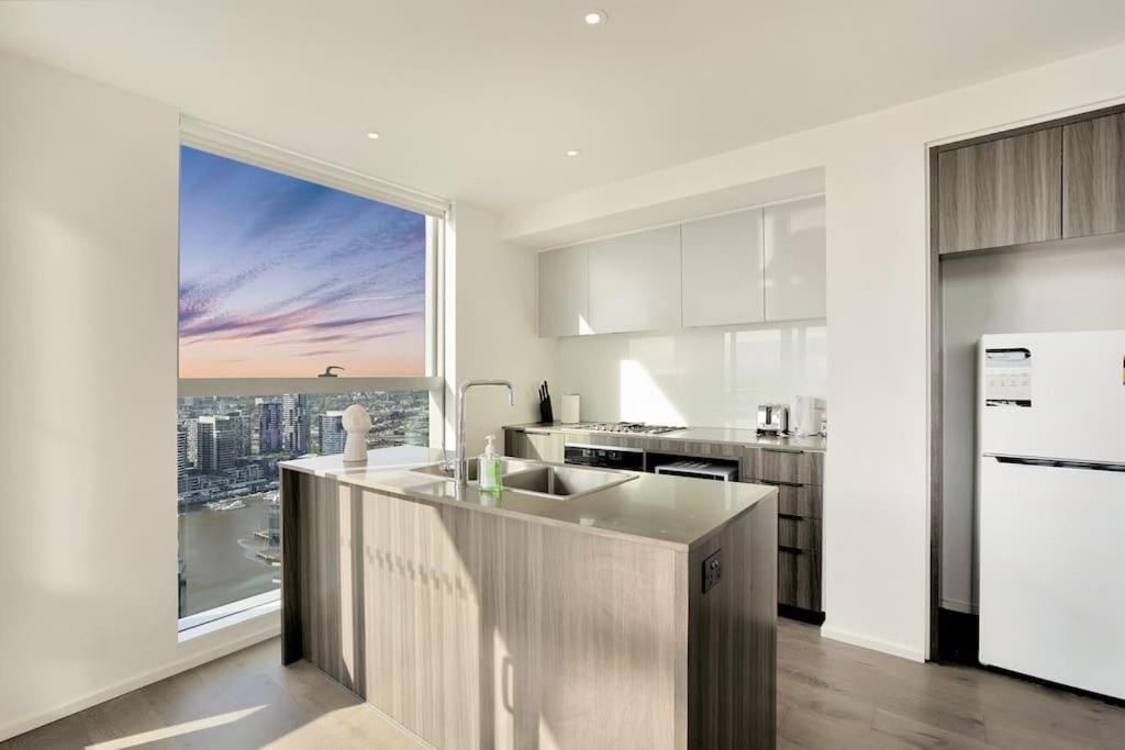 Sub-penthouse Stunning With Water Frontage 3b2b1c