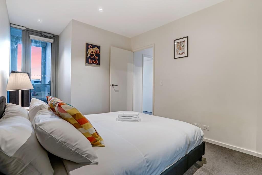 Sub-penthouse Stunning With Water Frontage 3b2b1c *
