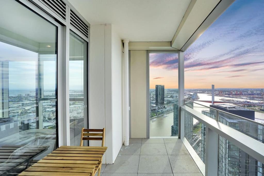 Sub-penthouse Stunning With Water Frontage 3b2b1c
