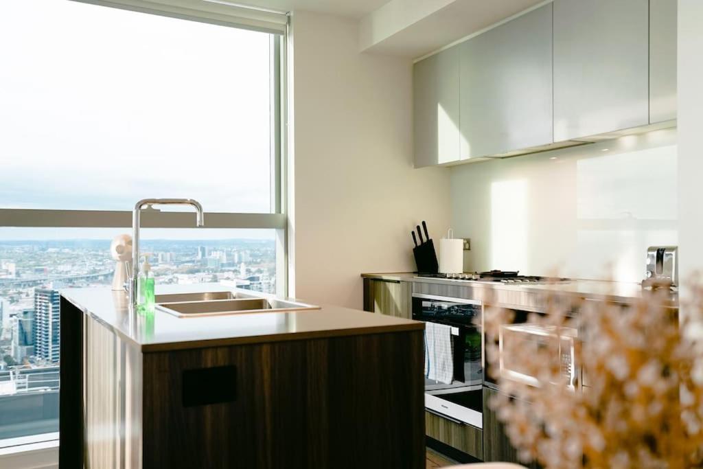 Sub-penthouse Stunning With Water Frontage 3b2b1c * Melbourne