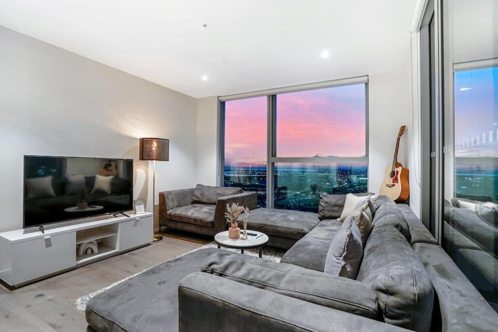Apartment Sub-penthouse Stunning With Water Frontage 3b2b1c