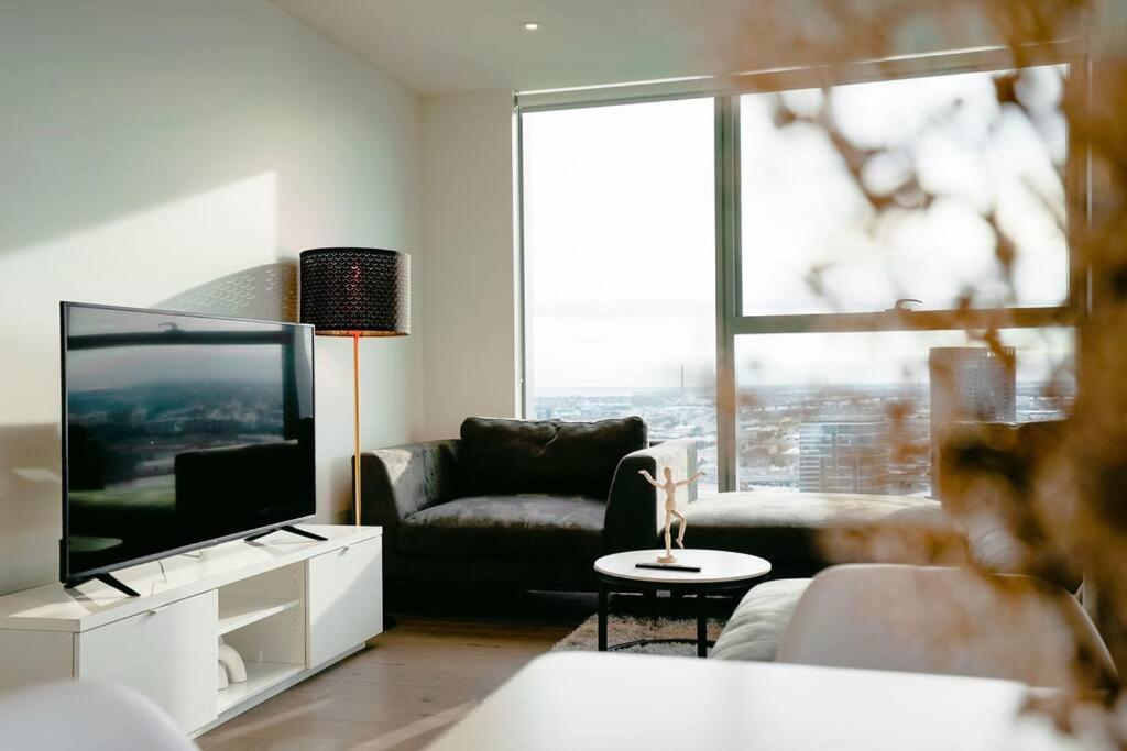 Sub-penthouse Stunning With Water Frontage 3b2b1c Melbourne