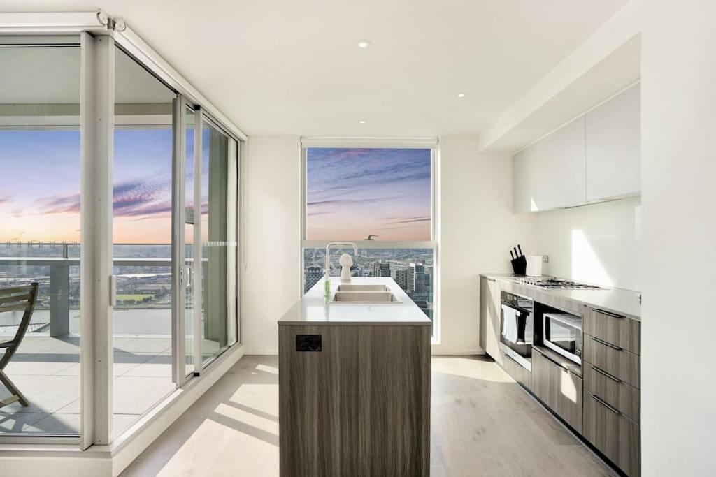 Sub-penthouse Stunning With Water Frontage 3b2b1c * Melbourne