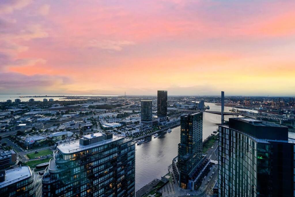 Apartment Sub-penthouse Stunning With Water Frontage 3b2b1c