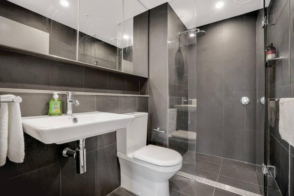 Apartment Sub-penthouse Stunning With Water Frontage 3b2b1c Melbourne