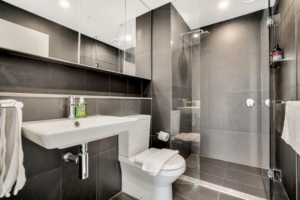 Sub-penthouse Stunning With Water Frontage 3b2b1c Apartment *