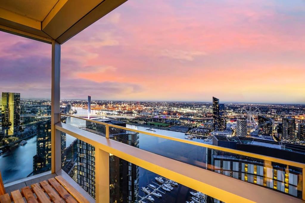 Apartment Sub-penthouse Stunning With Water Frontage 3b2b1c