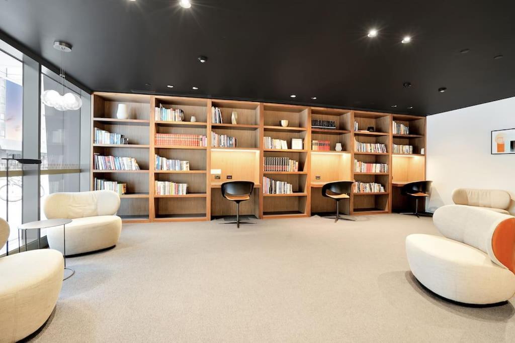 Sub-penthouse Stunning With Water Frontage 3b2b1c Melbourne