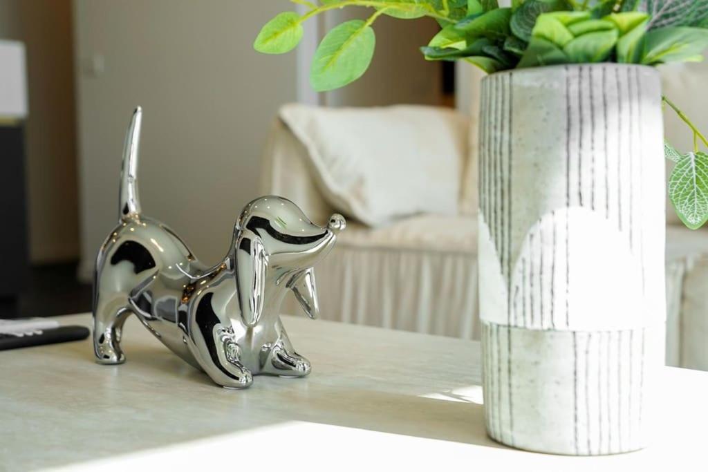 New Urban Sanctuary At Uno-perfect Location 2b1b Melbourne