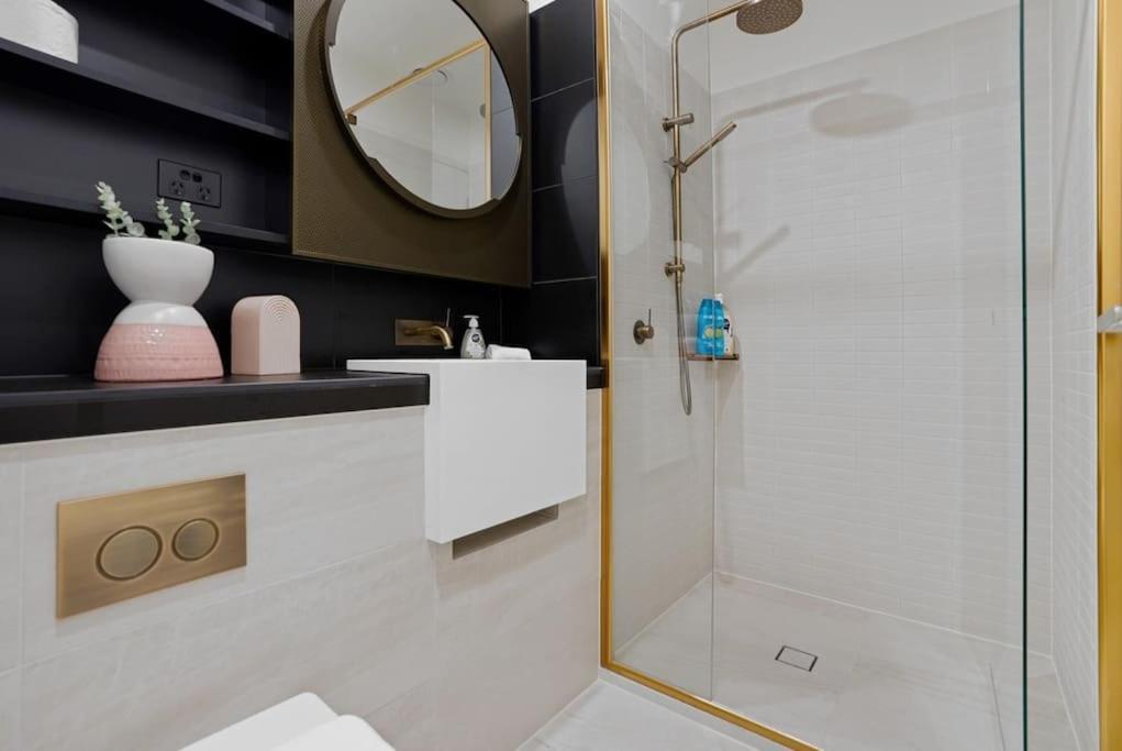 Apartment New Urban Sanctuary At Uno-perfect Location 2b1b *